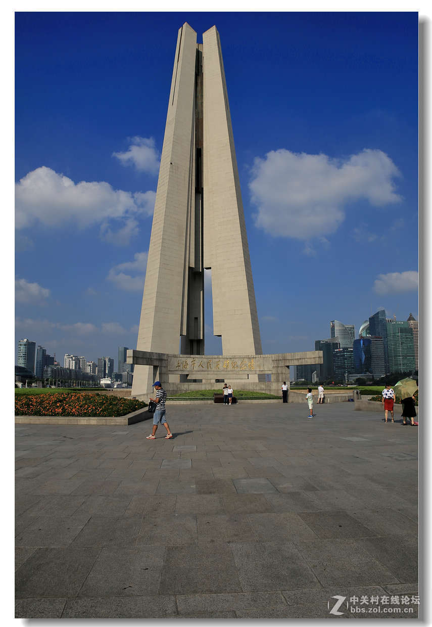 蓝天白云下的上海外滩景色3