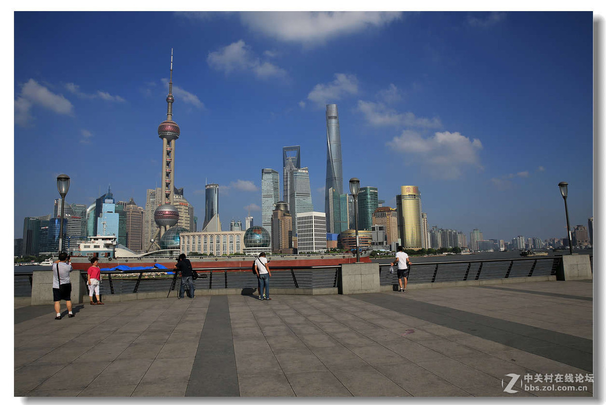 蓝天白云下的上海外滩景色3