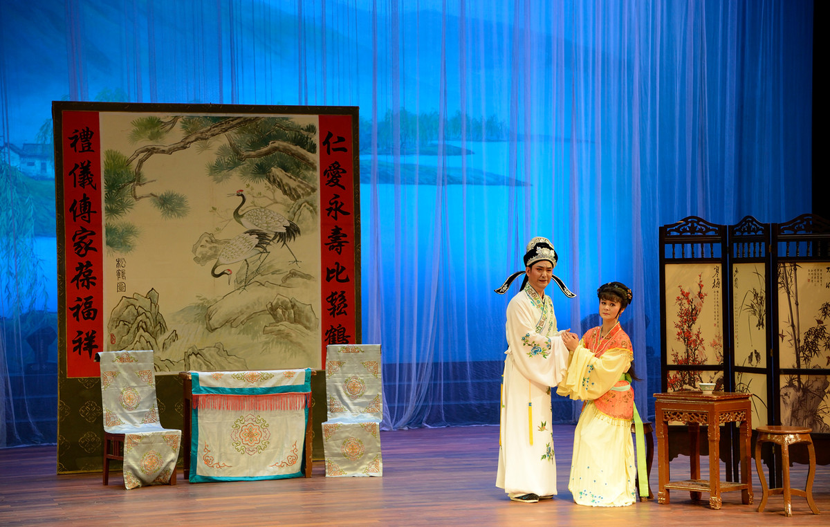 宝山沪剧团古装戏《贤惠媳妇》场景片段2015.06摄