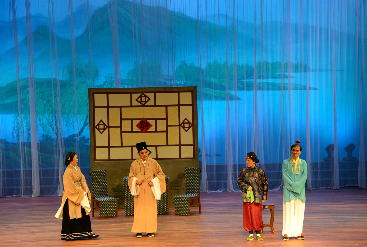 宝山沪剧团古装戏《贤惠媳妇》场景片段2015.06摄