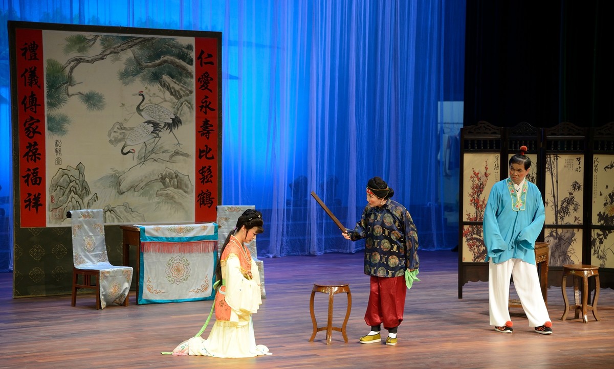 宝山沪剧团古装戏《贤惠媳妇》场景片段2015.06摄