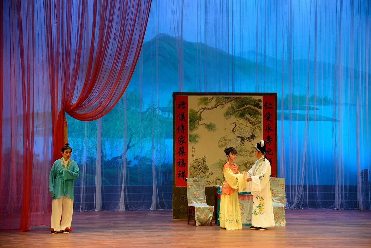 宝山沪剧团古装戏《贤惠媳妇》场景片段2015.06摄