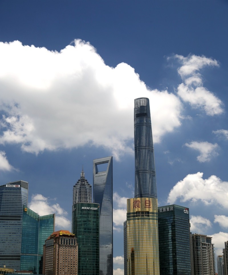 蓝天白云与上海外滩