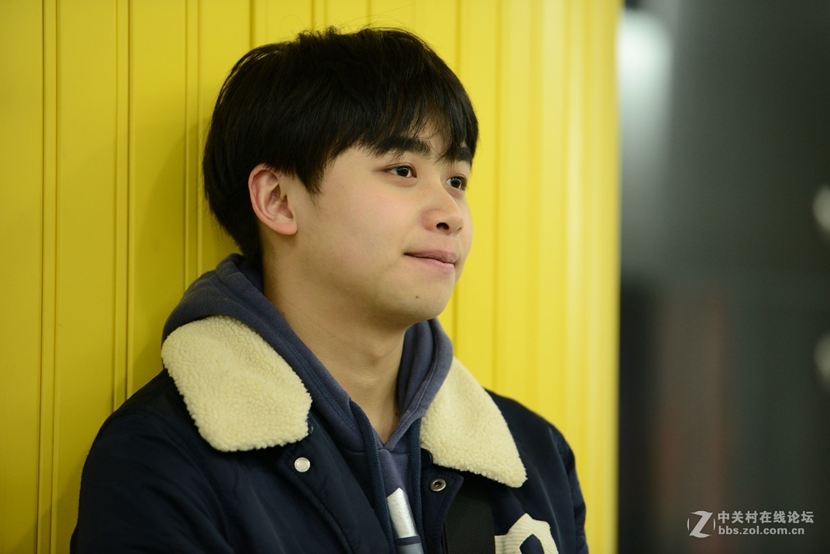 环境人像随拍——阳光的姑娘和小伙子