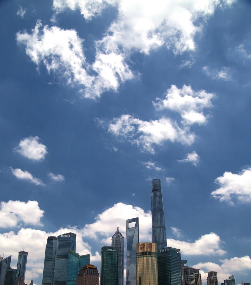 蓝天白云与上海外滩