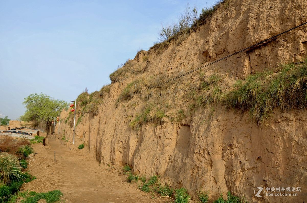 暖泉古镇的土城墙和土坯房