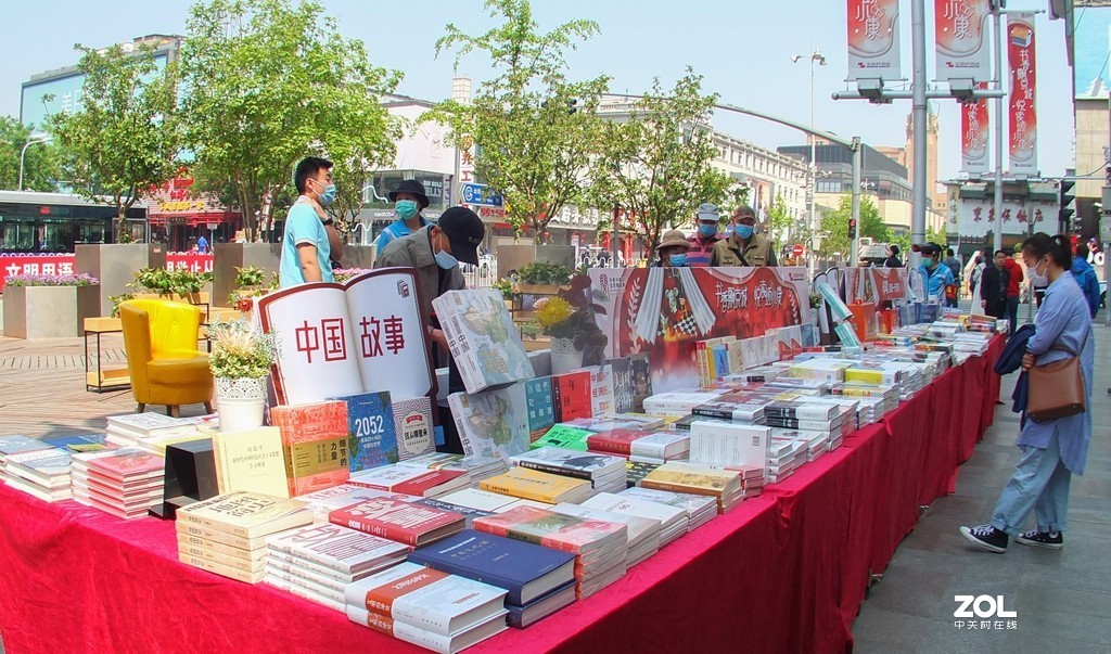 迎五一 非常时期的店外书摊