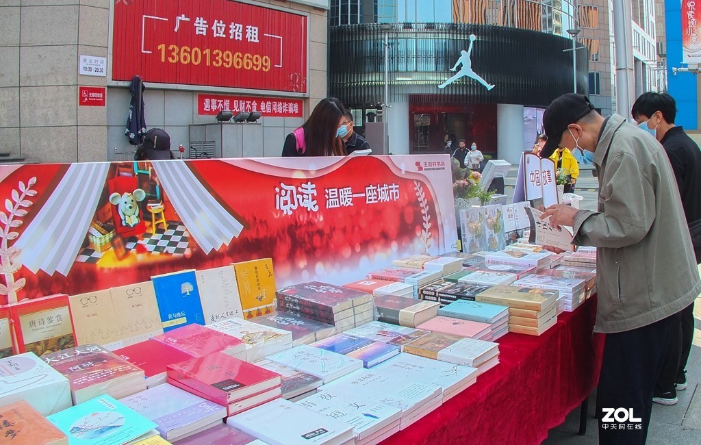 迎五一 非常时期的店外书摊