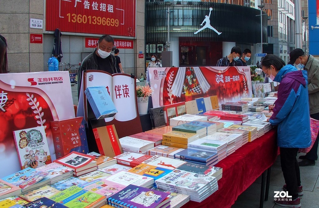 迎五一 非常时期的店外书摊