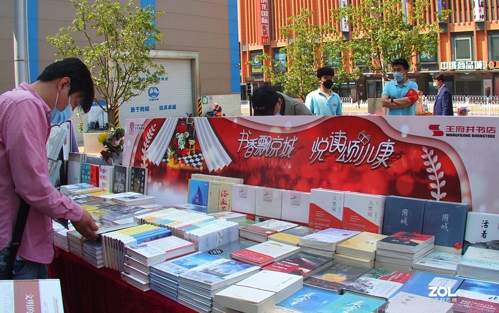 迎五一 非常时期的店外书摊