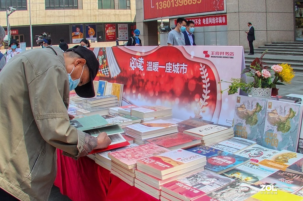 迎五一 非常时期的店外书摊