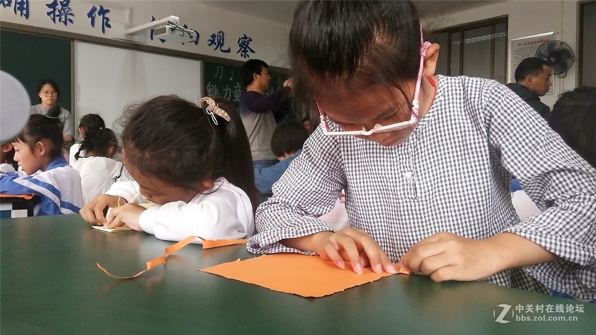 新安小学开展“纸能有多长”科技体验活动