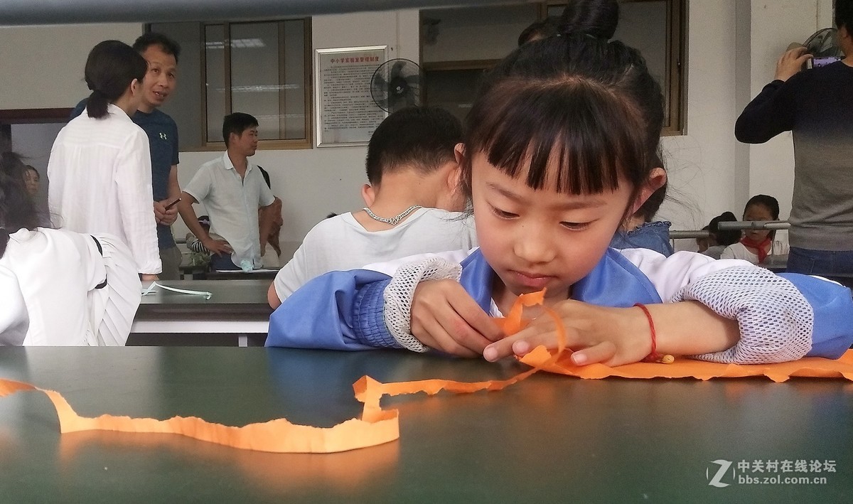 新安小学开展“纸能有多长”科技体验活动