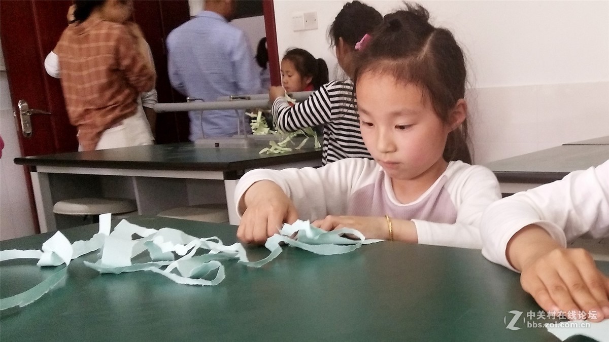 新安小学开展“纸能有多长”科技体验活动