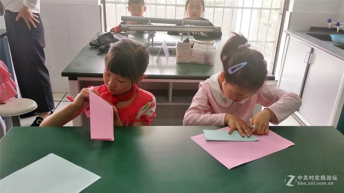 新安小学开展“纸能有多长”科技体验活动