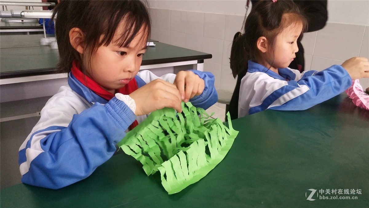 新安小学开展“纸能有多长”科技体验活动