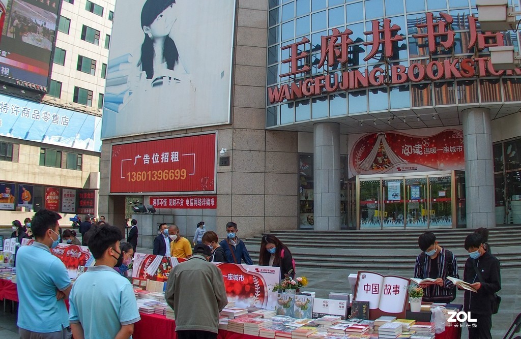 迎五一 非常时期的店外书摊