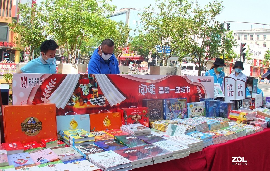 迎五一 非常时期的店外书摊