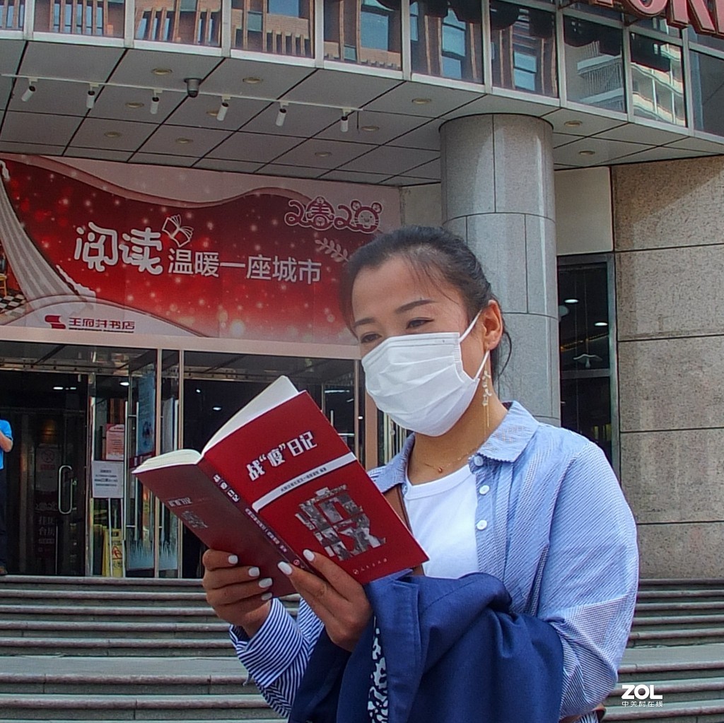 迎五一 非常时期的店外书摊