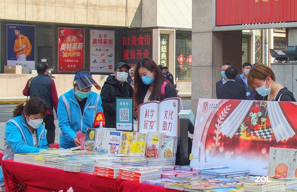 迎五一 非常时期的店外书摊