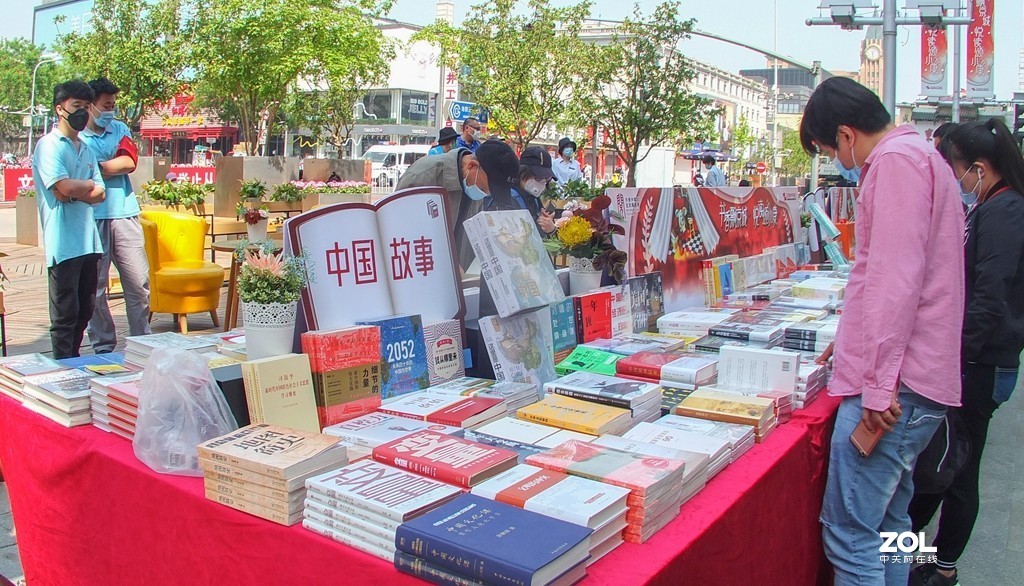 迎五一 非常时期的店外书摊