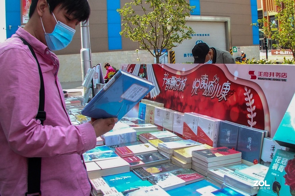 迎五一 非常时期的店外书摊