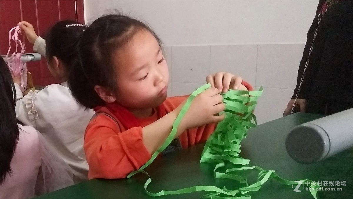 新安小学开展“纸能有多长”科技体验活动