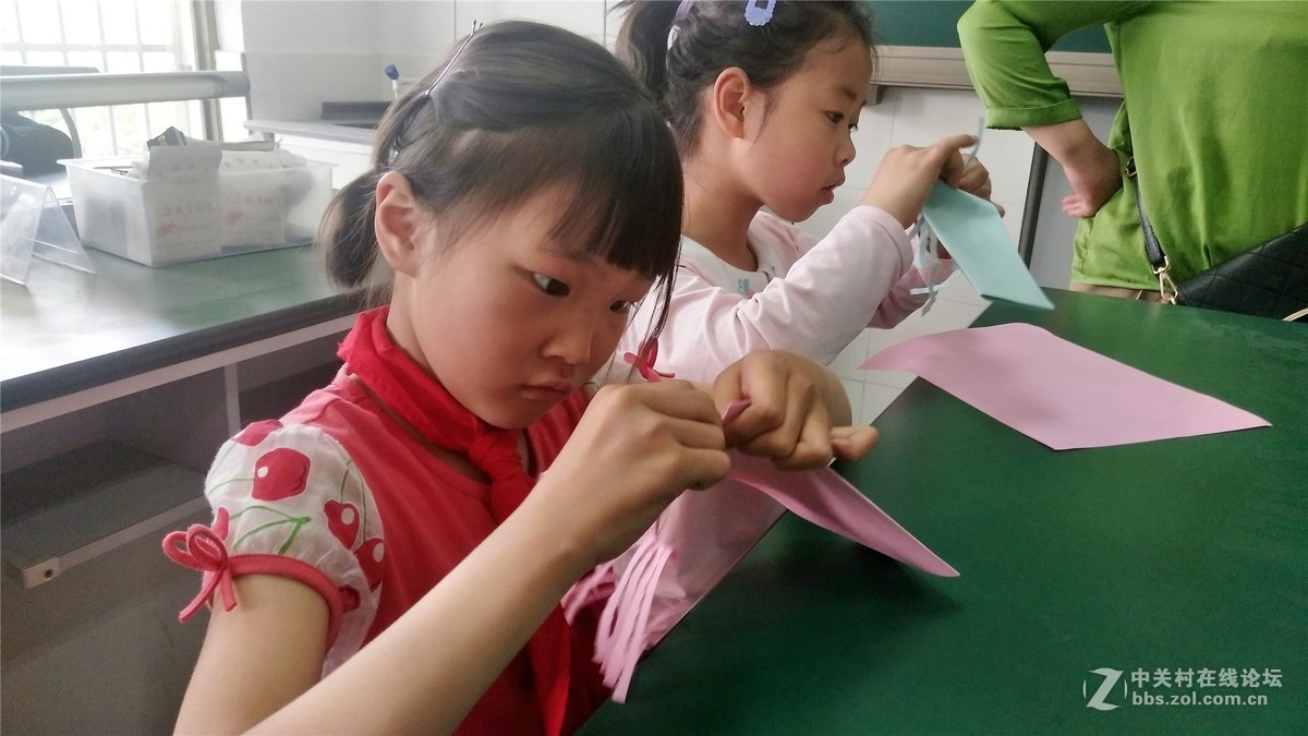 新安小学开展“纸能有多长”科技体验活动