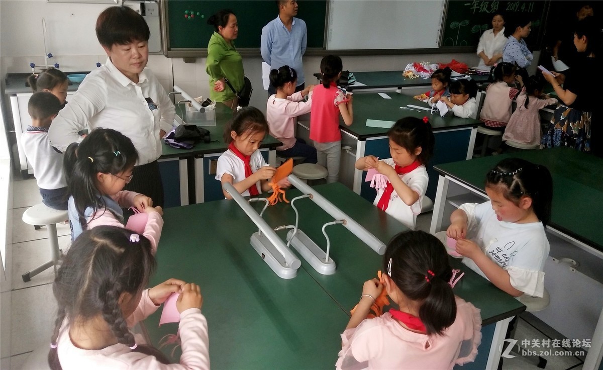 新安小学开展“纸能有多长”科技体验活动