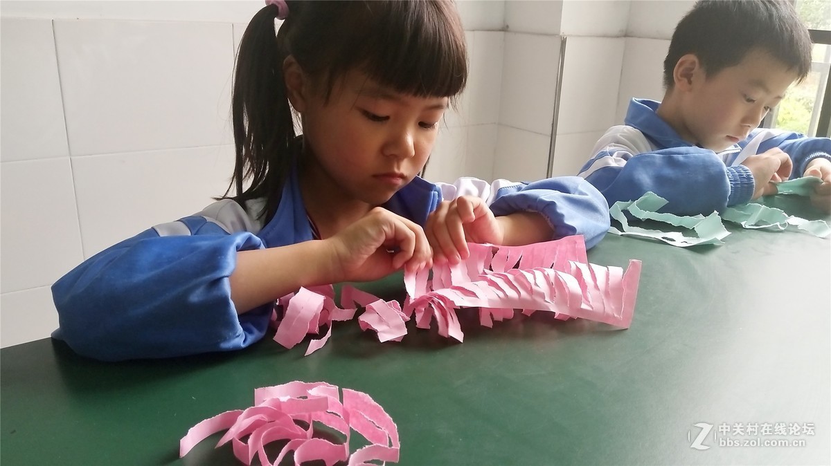 新安小学开展“纸能有多长”科技体验活动