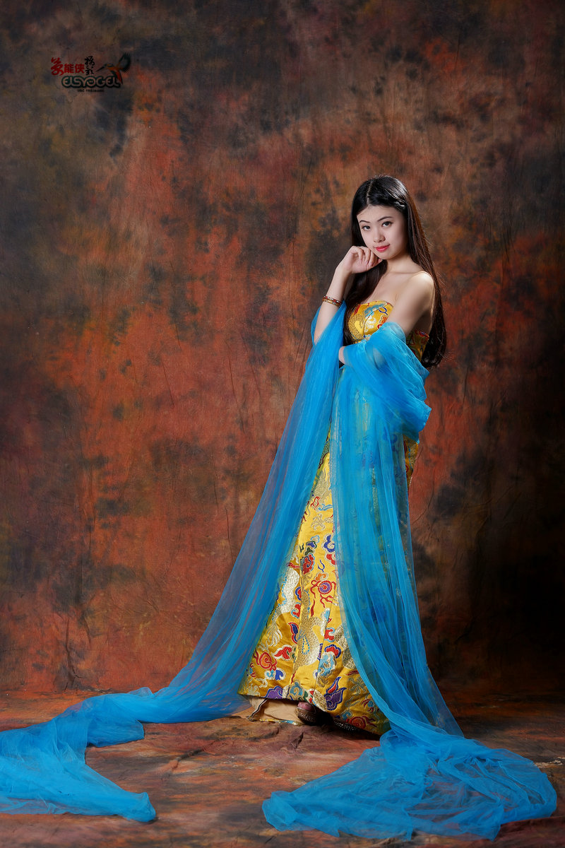 【柔情的龙袍礼服少女】-------芷倩