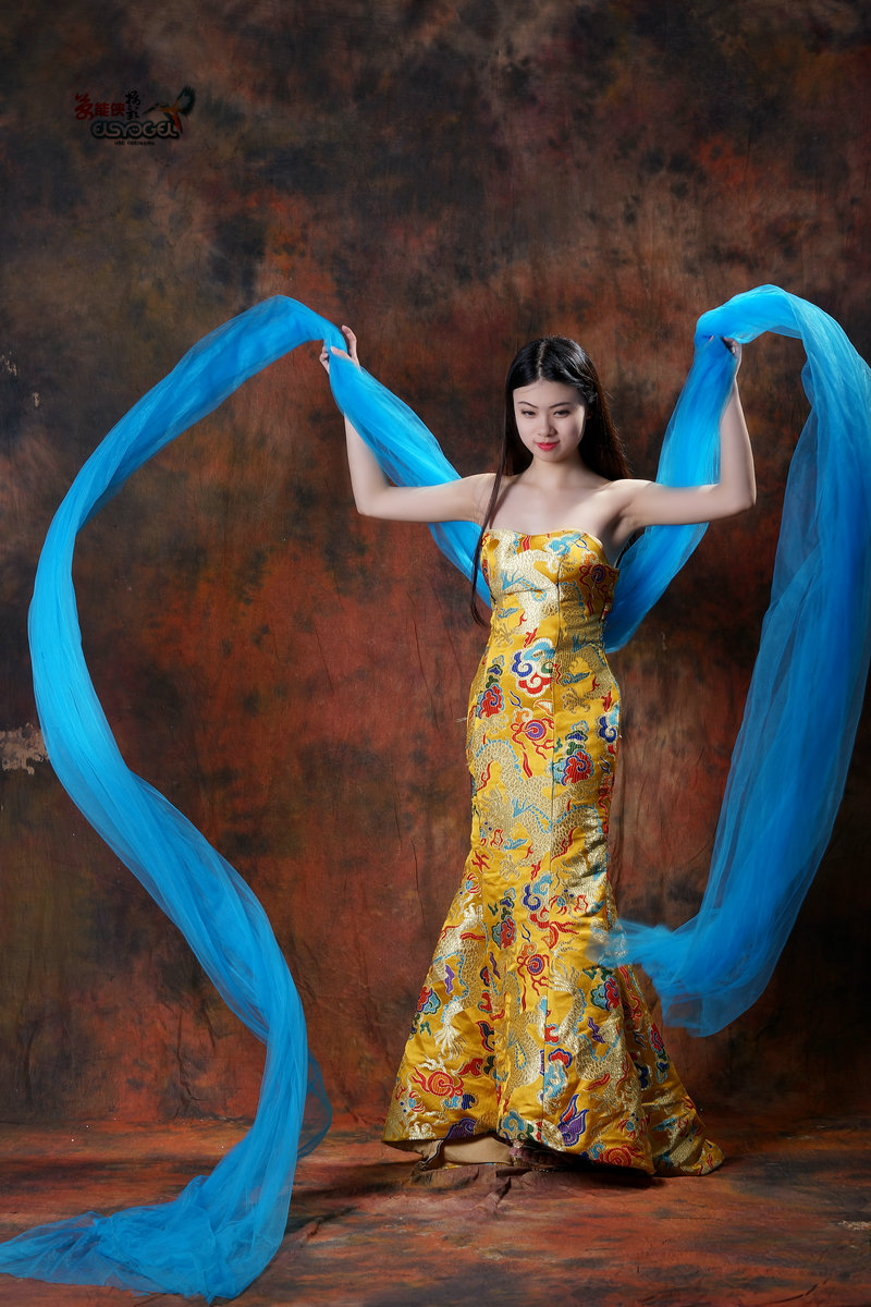 【柔情的龙袍礼服少女】-------芷倩