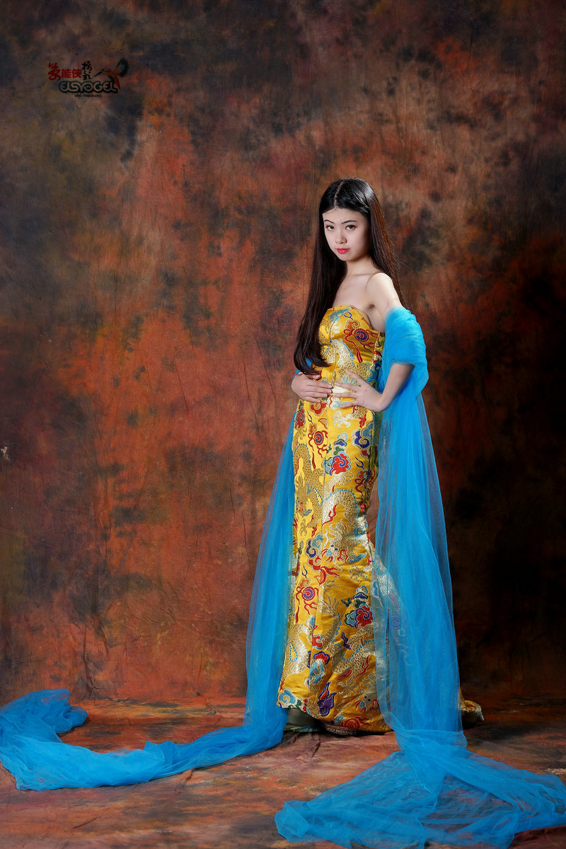 【柔情的龙袍礼服少女】-------芷倩