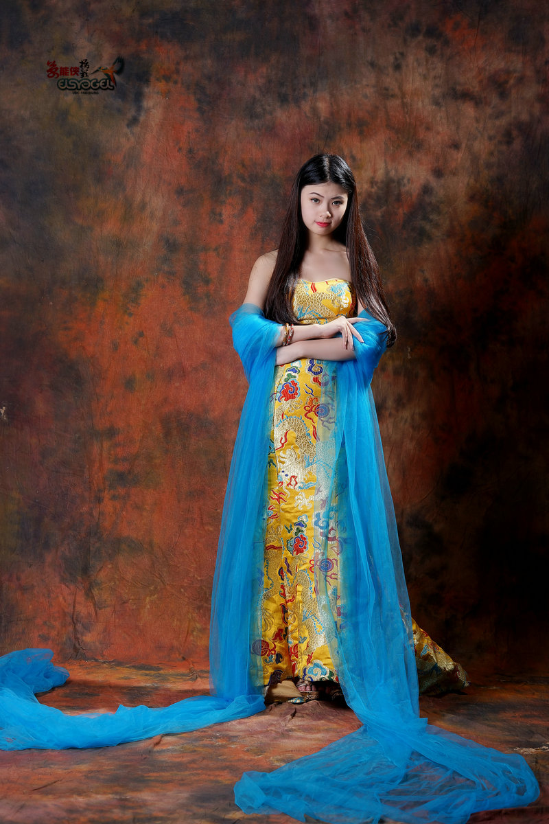 【柔情的龙袍礼服少女】-------芷倩