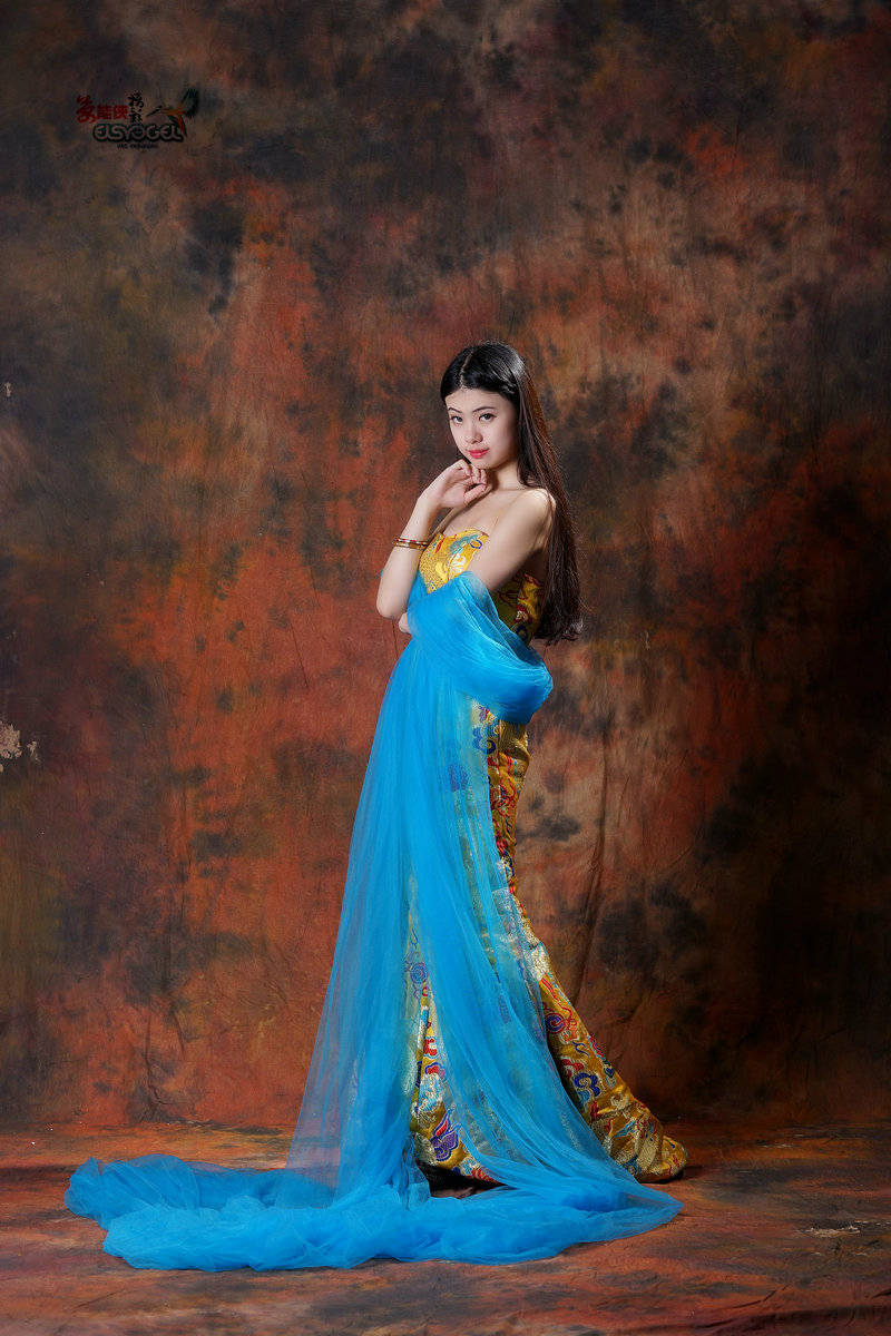 【柔情的龙袍礼服少女】-------芷倩