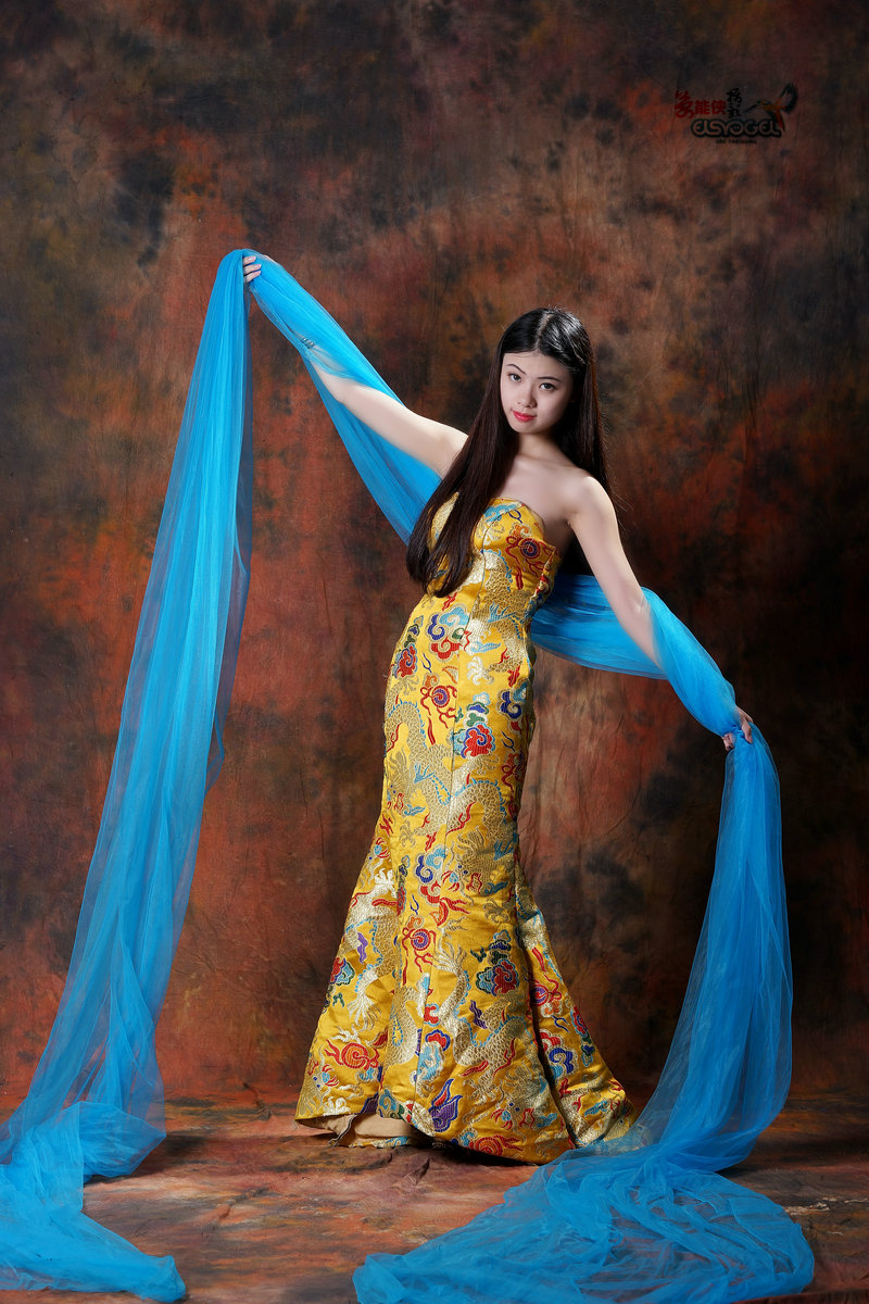 【柔情的龙袍礼服少女】-------芷倩