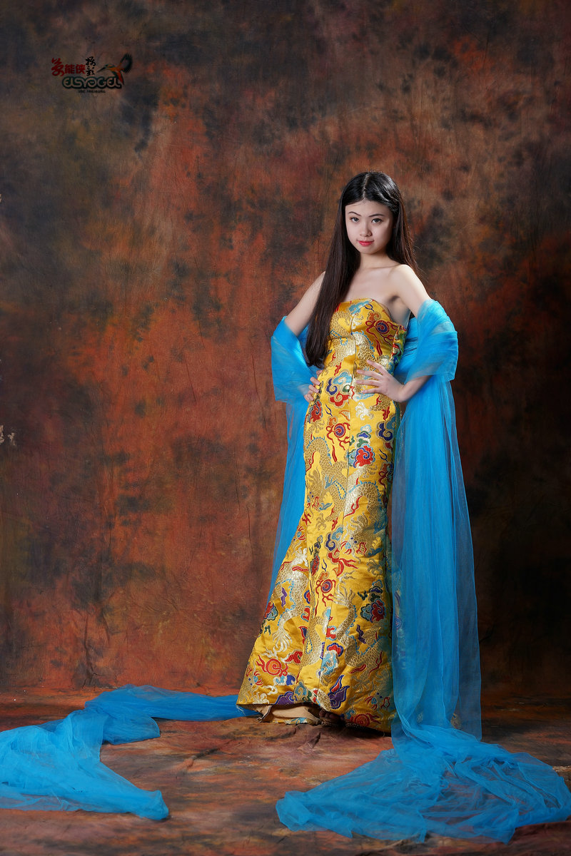 【柔情的龙袍礼服少女】-------芷倩