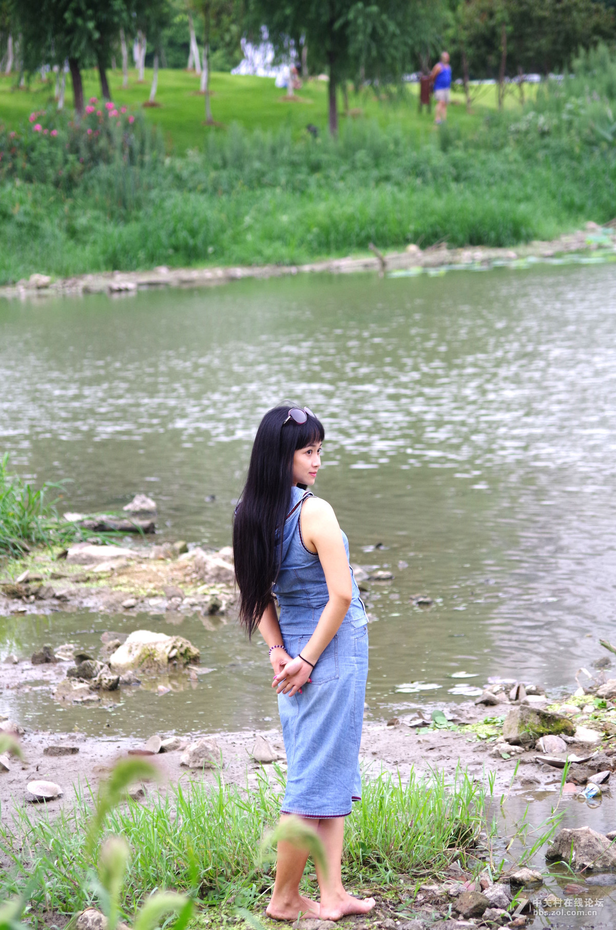 河边拍摄的一个可爱的小女孩