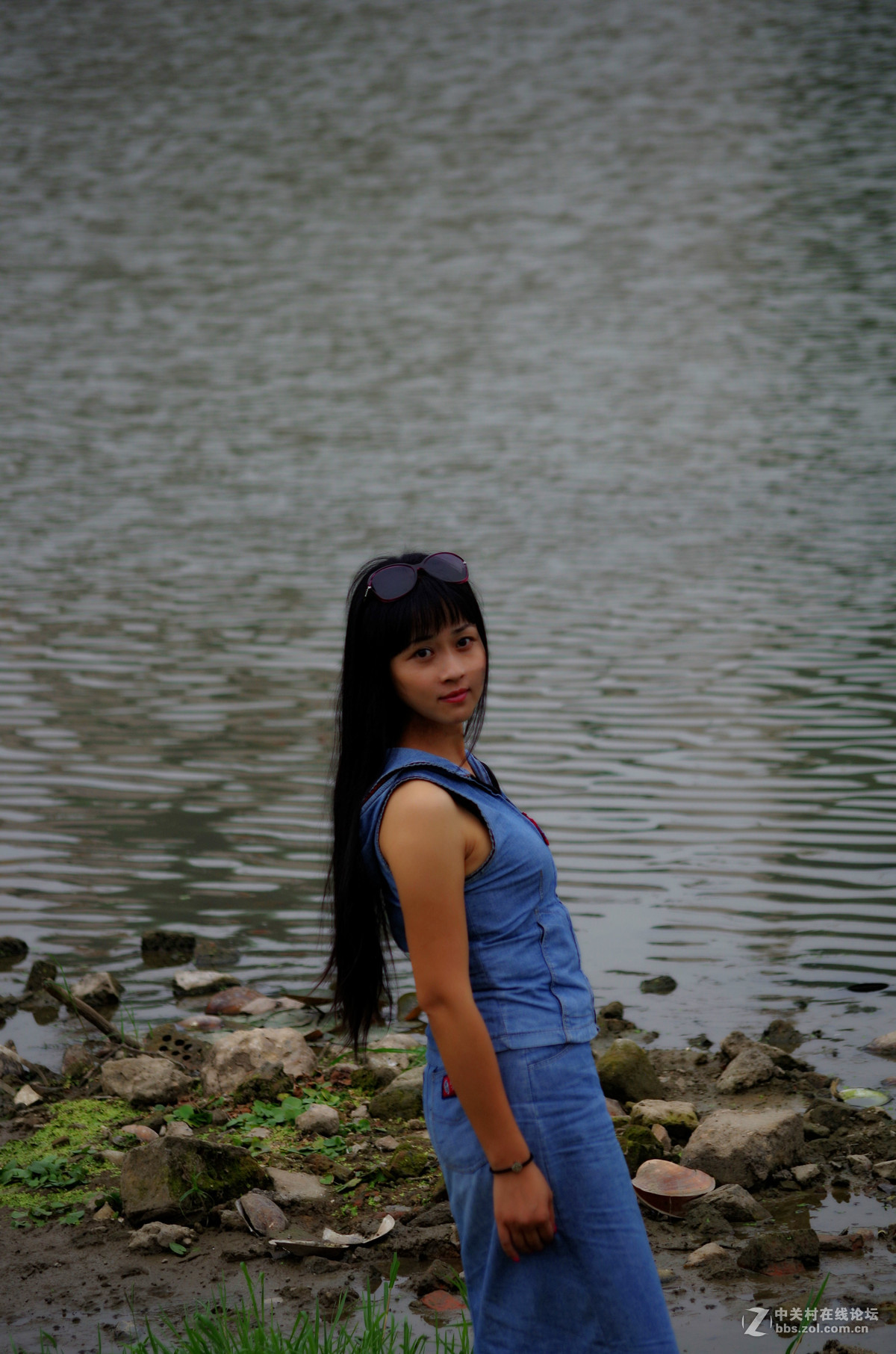 河边拍摄的一个可爱的小女孩