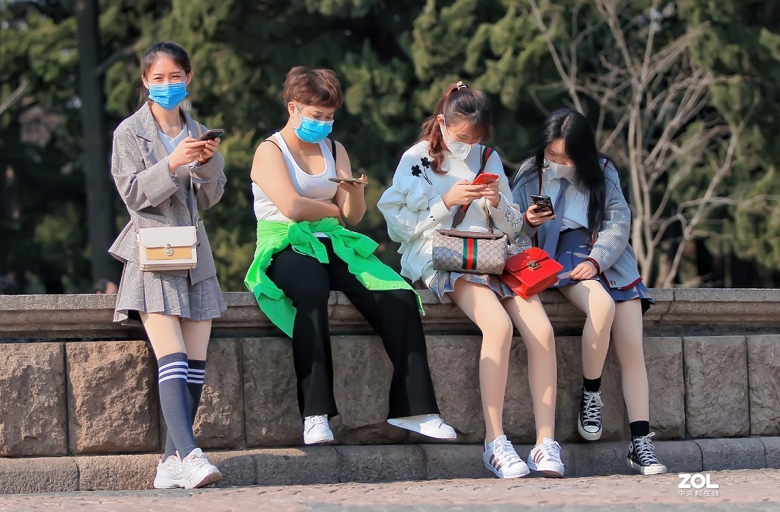 守株待兔抓拍正当时《兰花梅花与美女》公园都开放了花也开了赶紧去拍啊机不可失！哈哈