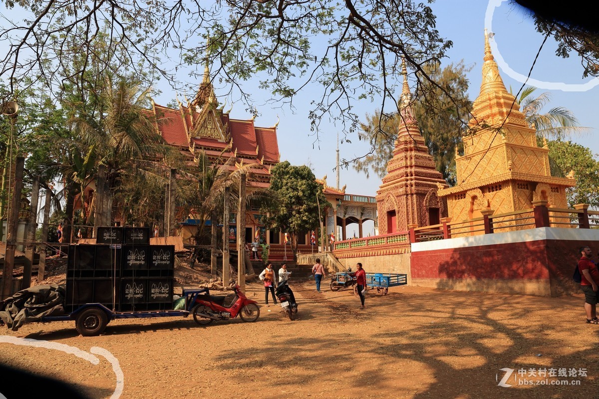 请教诸位大师！旅途中拍摄发现斜对角出现对称暗角。