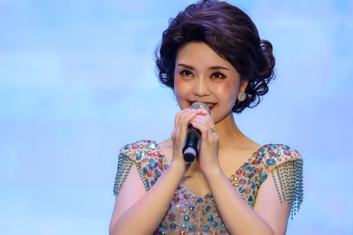 #Showgirl组#“小邓丽君”桐瑶演出剧照