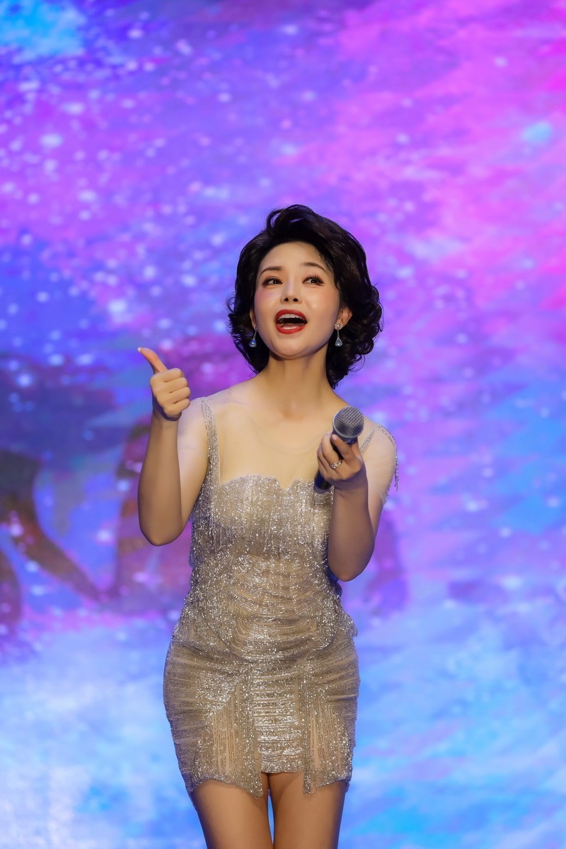 #Showgirl组#“小邓丽君”桐瑶演出剧照