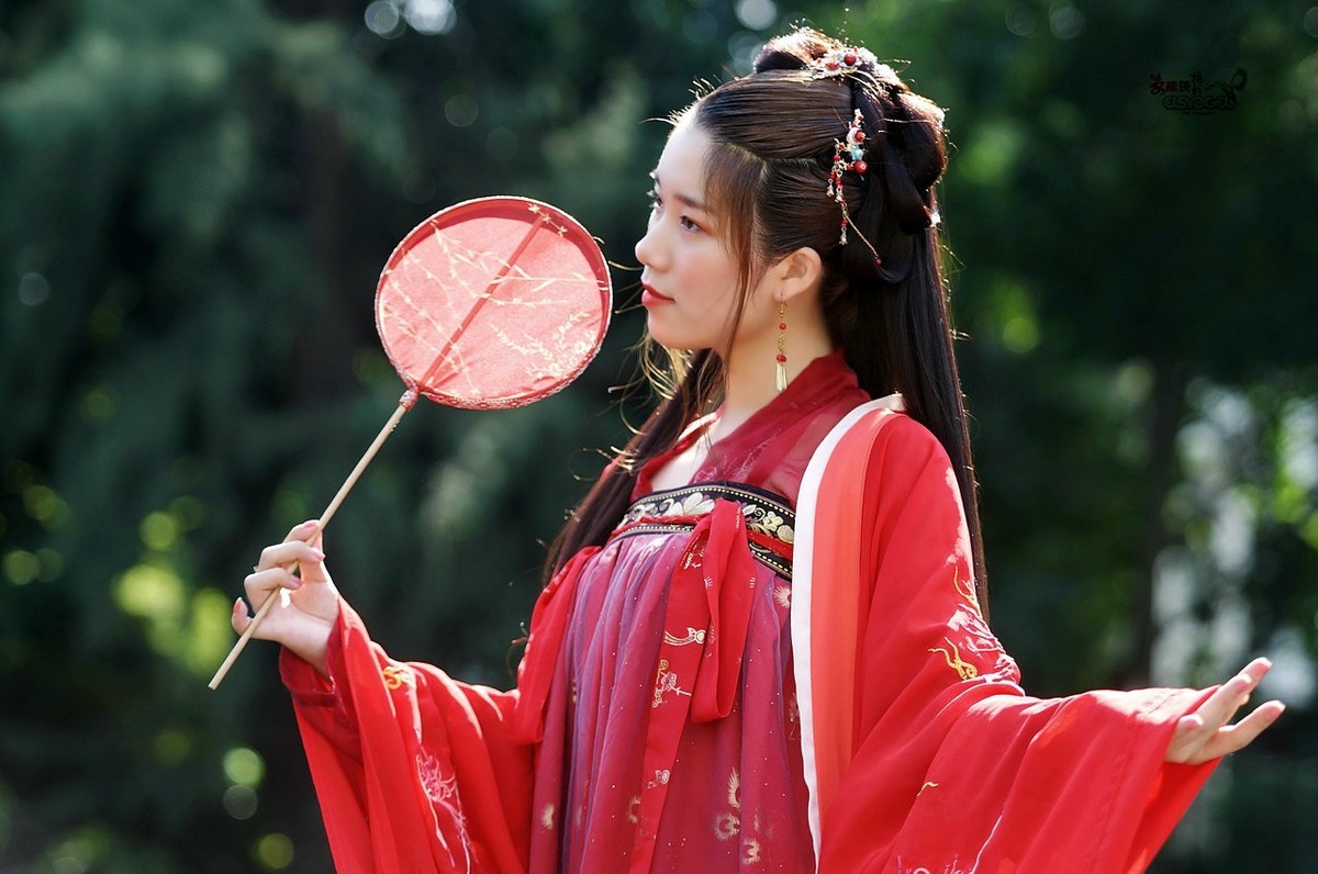 古风红衣少女花花