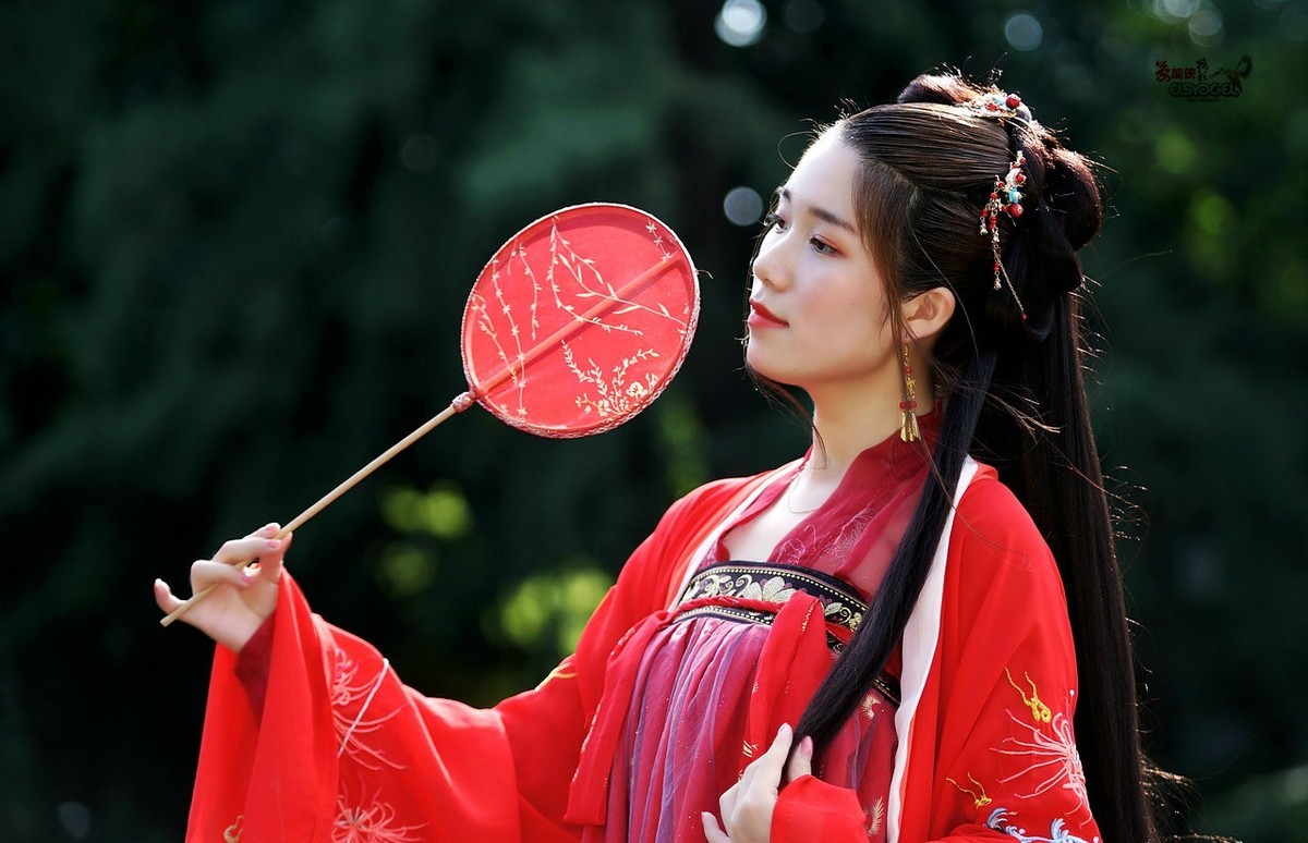 古风红衣少女花花