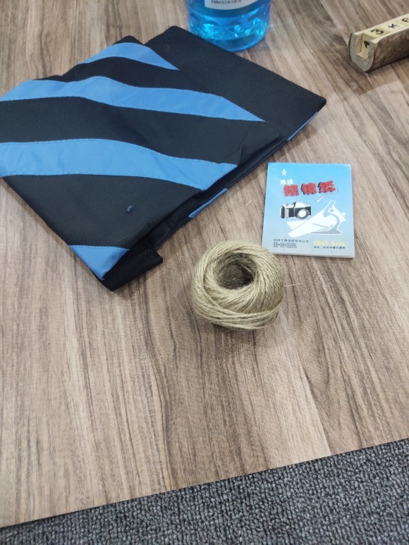 请问下相机拍出来的照片色彩还原不准确，偏红色，白平衡也调过了，还四偏红