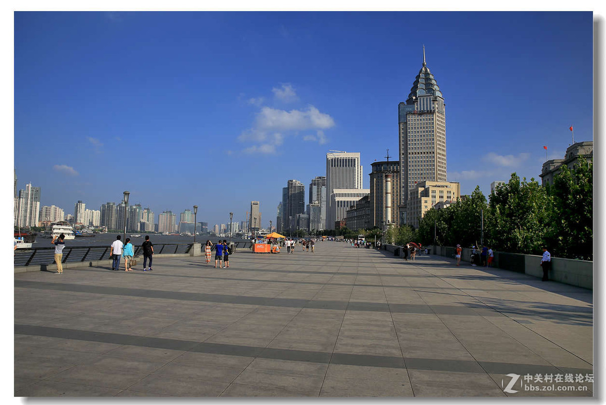 蓝天白云下的上海外滩景色4