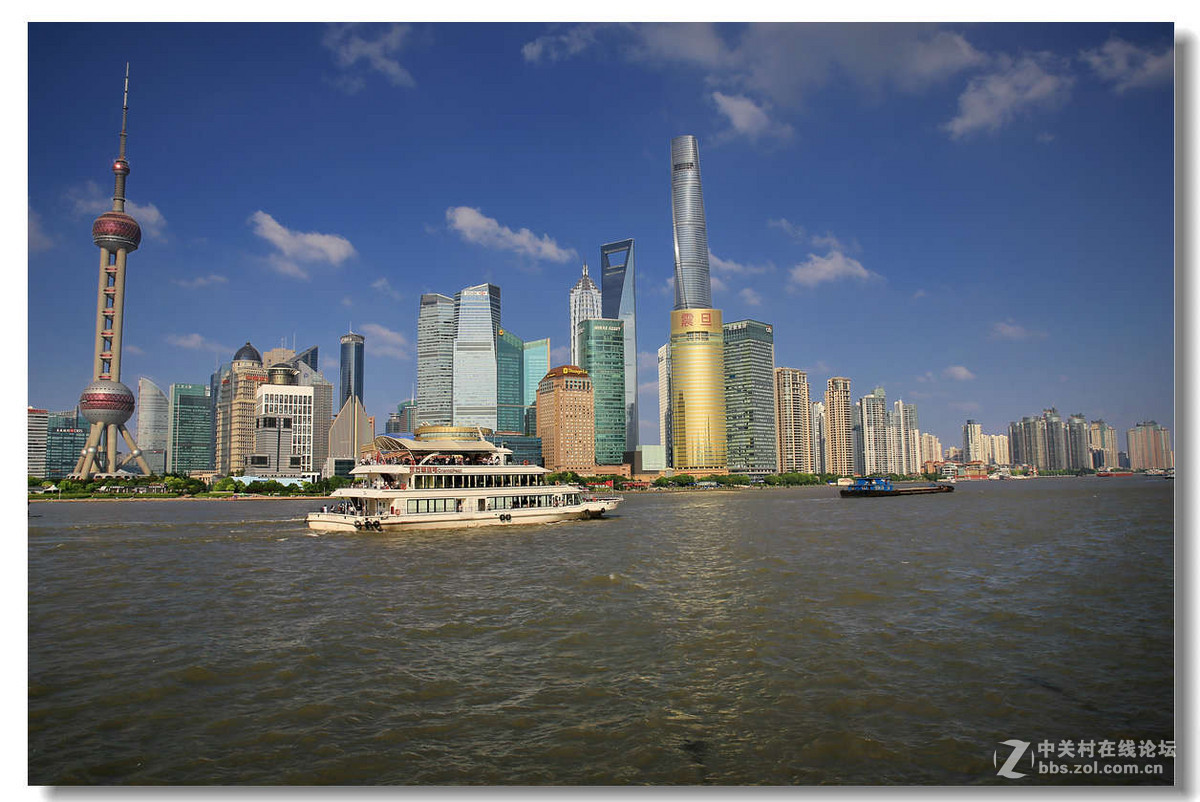 蓝天白云下的上海外滩景色4