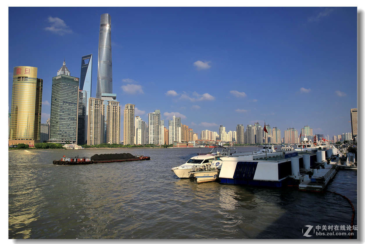 蓝天白云下的上海外滩景色4