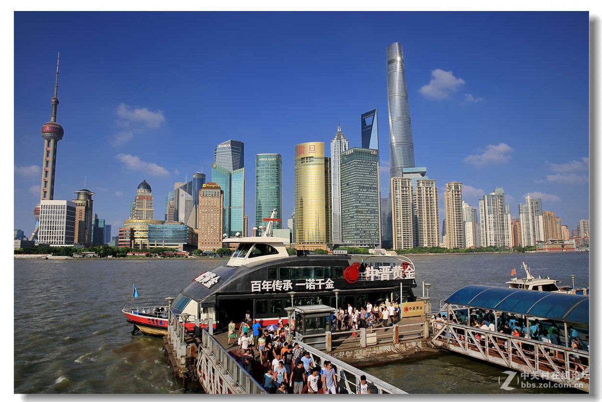 蓝天白云下的上海外滩景色4